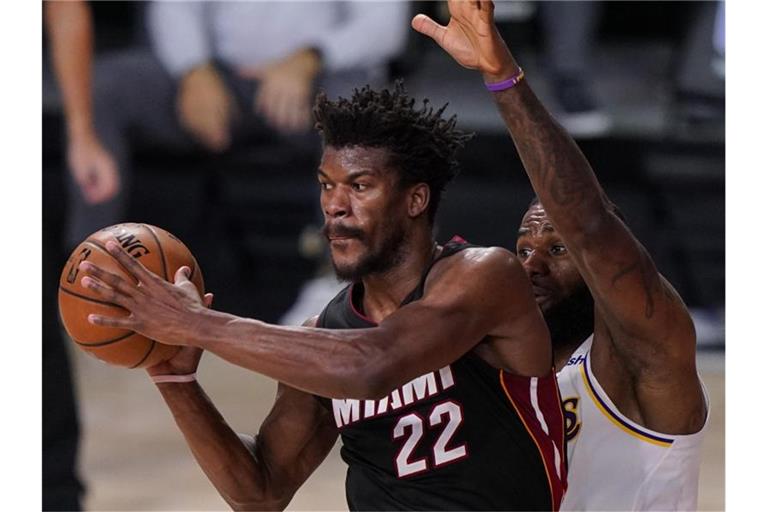 Jimmy Butler (l) führte Miami mit einer überragenden Leistung zum Sieg. Foto: Mark J. Terrill/AP/dpa