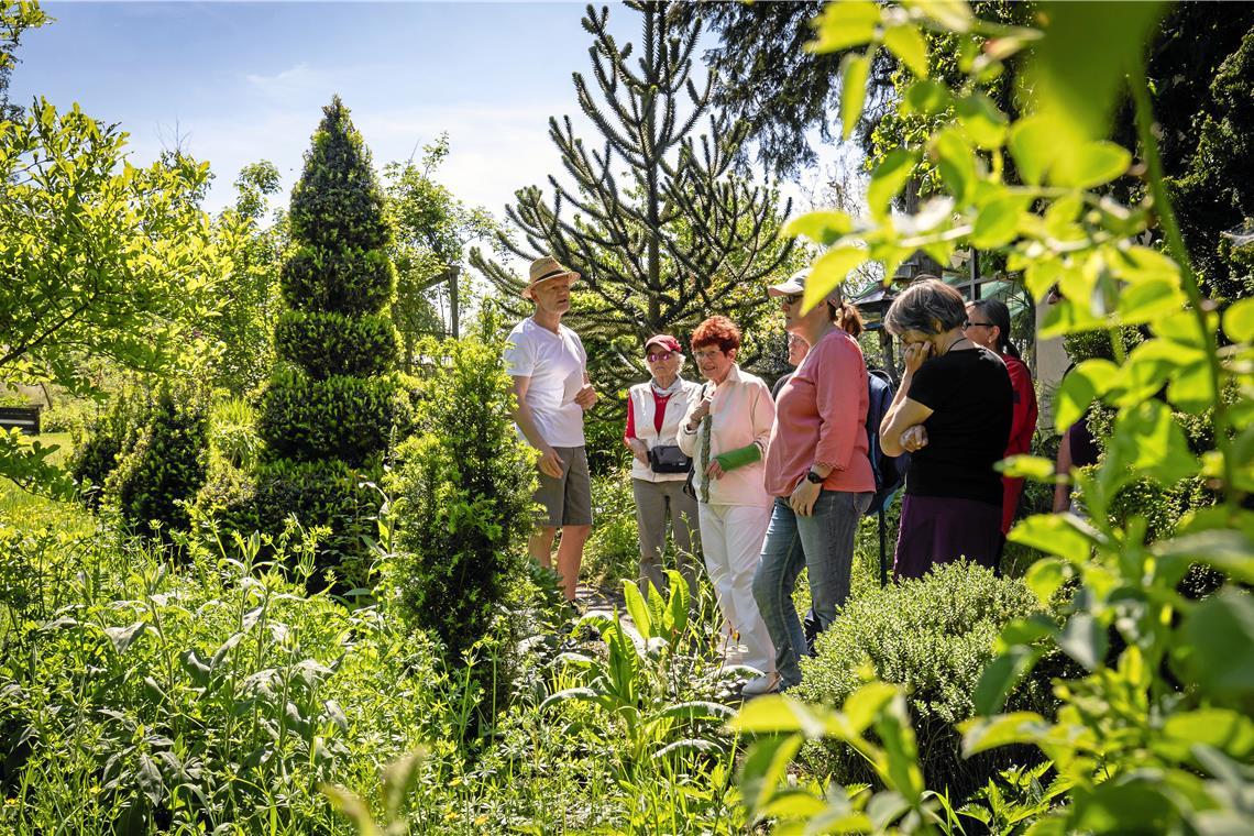 Joachim Jung (links) führt durch den Garten der Familie in Unterweissach.