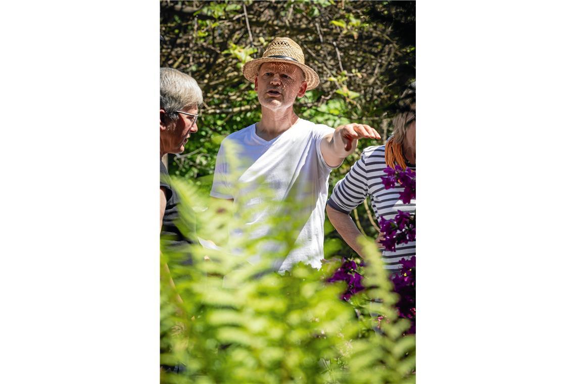 Joachim Jung (Mitte) führt gemeinsam mit seiner Frau Sabine durch den Garten der...