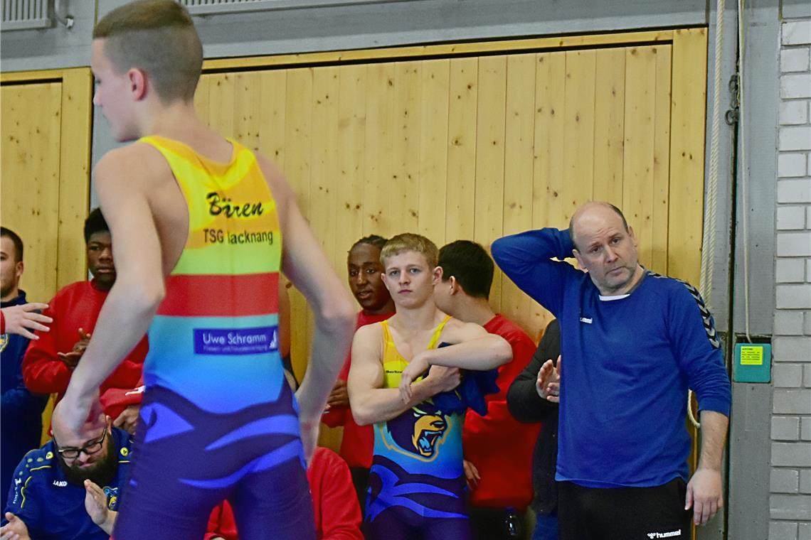 Joachim Krohlas (rechts) steht mit der jungen Ringerriege um Kai Lange (Mitte) auf verlorenem Posten. Daran ändert auch nichts, dass der erst 14-jährige Stanislov Kartashov die Matte zweimal als Sieger verlässt. Die TSG scheitert in der Aufstiegsrunde.Foto: Tobias Sellmaier