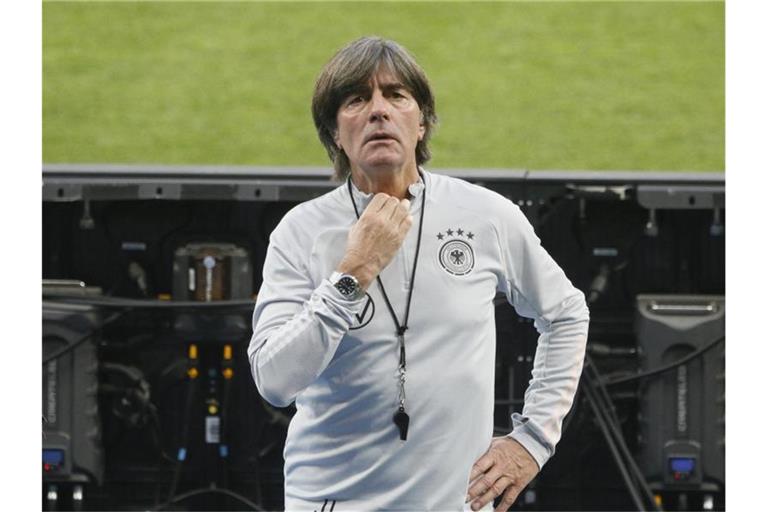 Joachim Löw hat erstmals seit elf Monaten wieder fast die volle Belegschaft dabei. Foto: Efrem Lukatsky/AP/dpa