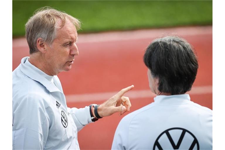 Joachim Löw (r) und Hans-Dieter Hermann unterhalten sich vor dem Training. Foto: Christian Charisius/dpa/Archivbild