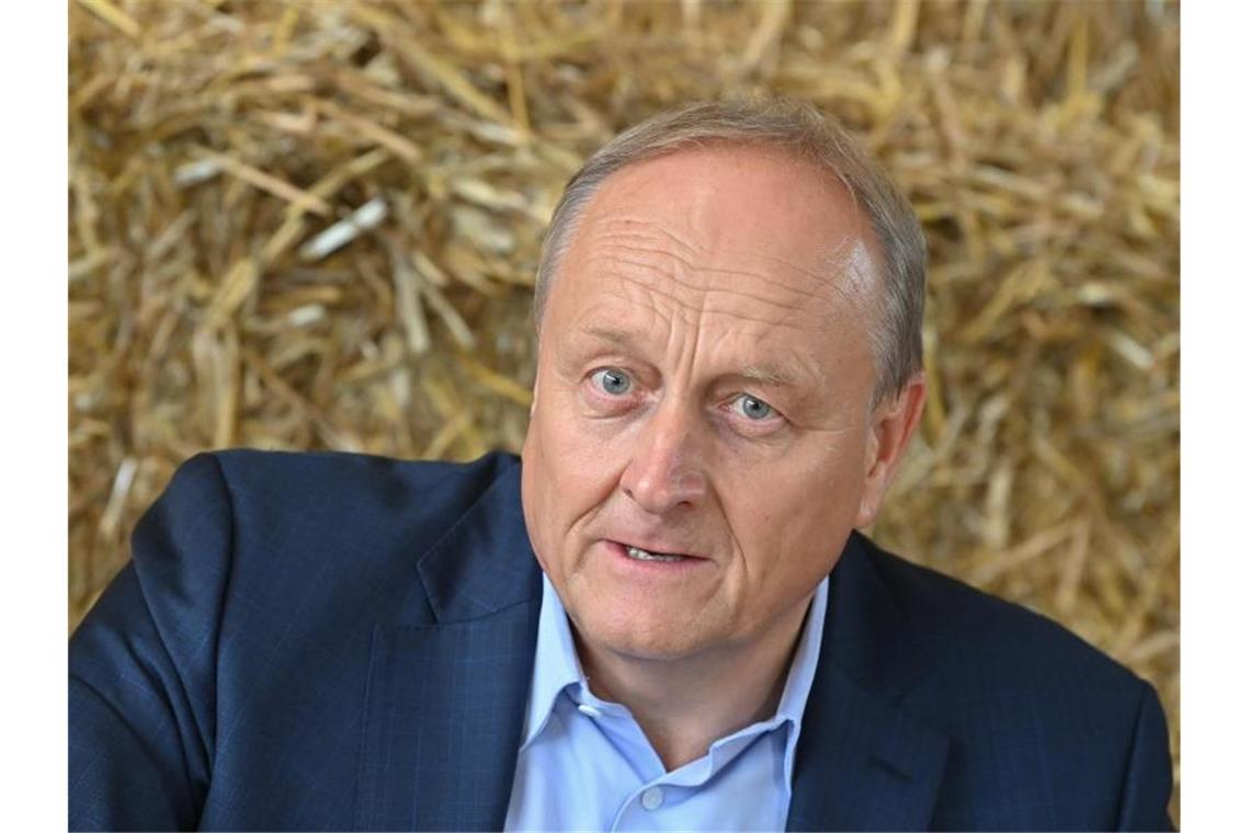 Bauern erwarten Ernte unterm Schnitt - Regen macht Hoffnung Joachim Rukwied, Präsident des Deutschen Bauernverbandes, bei der Pressekonferenz zur Ernteprognose 2021. Foto: Patrick Pleul/dpa-Zentralbild/dpa