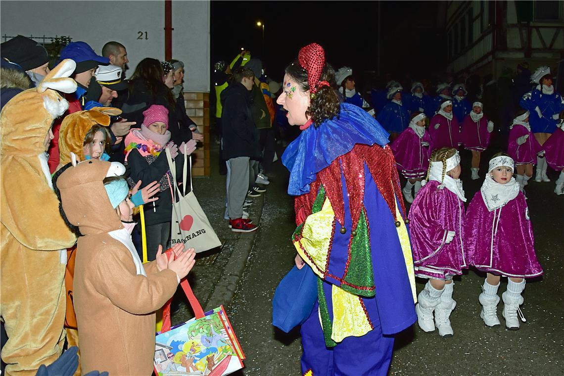 Jockele Sandra Gerlich (mitte) und die Tanzgarden des Unterweissacher Carneval C...