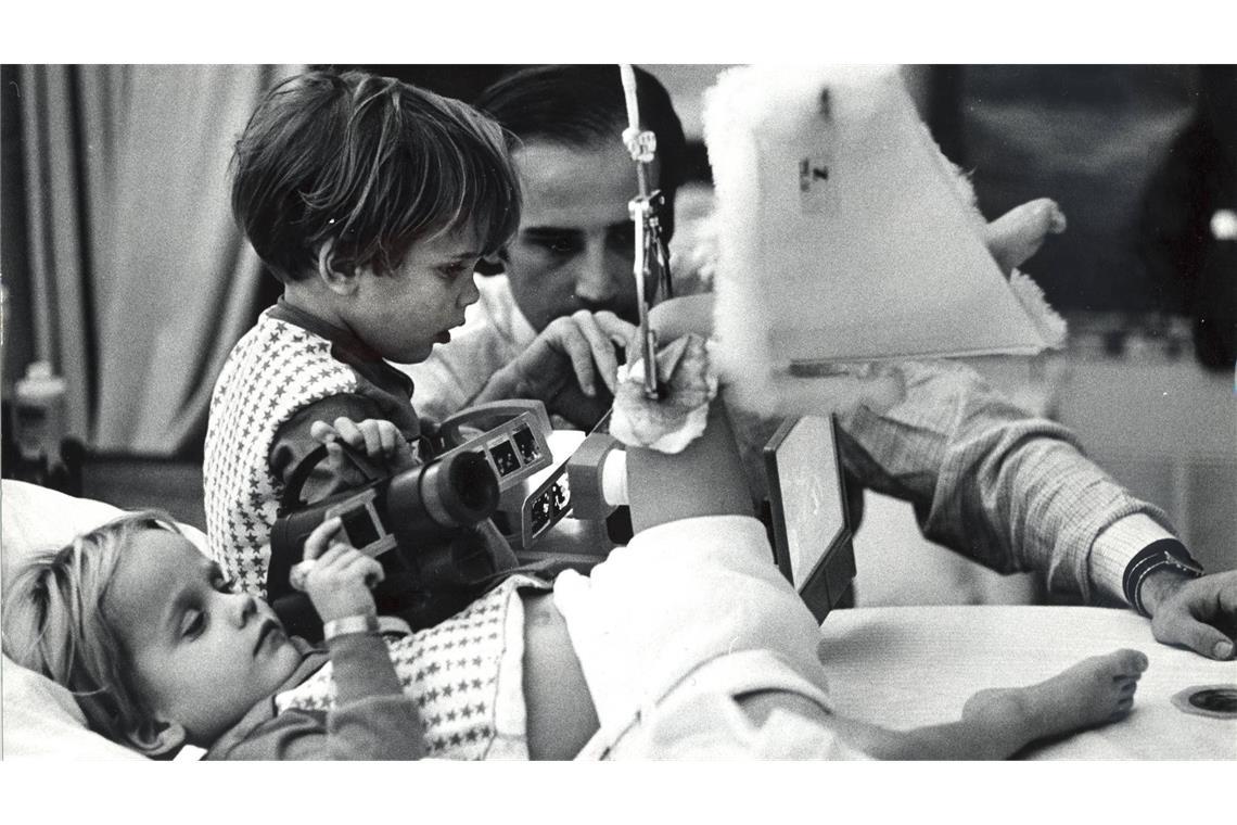 Joe Biden im Jahr 1972 am Krankenhausbett seiner Söhne Beau und Hunter (vorn).