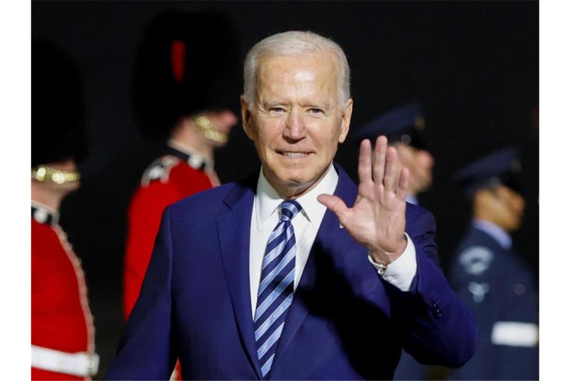 Johnson schlägt Spende von einer Milliarde Impfdosen vor Joe Biden ist mit der Air Force One auf dem Newquay Cornwall Airport angekommen. Foto: Phil Noble/PA Wire/dpa