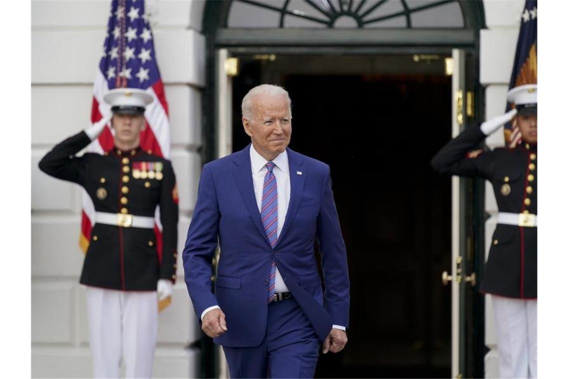 Biden preist Corona-Impfung als patriotischen Akt Joe Biden, Präsident der USA, kommt zu einer Feier zum Unabhängigkeitstag auf dem Südrasen des Weißen Hauses. Foto: Patrick Semansky/AP/dpa