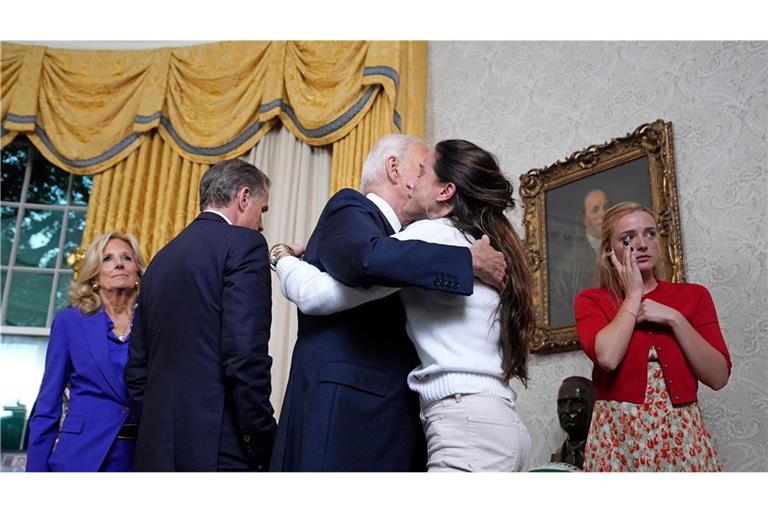 Joe Biden umarmt nach seiner Rede im Oval Office seine Tochter Ashley. Seine Enkelin Finnegan wischt sich eine Träne aus dem Gesicht. Im Hintergrund: Jill und Hunter Biden.