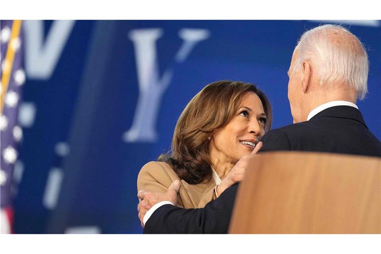 Joe Biden und Kamala Harris zeigen sich beim Parteitag der Demokraten in Chicago als Einheit.