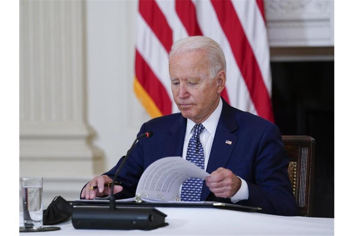 Biden bespricht Lage in Kabul mit nationalem Sicherheitsteam Joe Biden während eines Briefings im State Dining Room des Weißen Hauses. Foto: Susan Walsh/AP/dpa