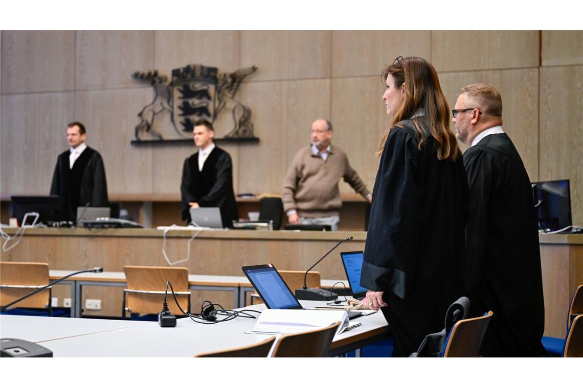 Jörg Becker und Sandra Bauer, Rechtsanwälte der beiden Angeklagten, stehen bei Prozessbeginn bei Einzug des Gerichts im Verhandlungssaal des Landgerichts (Archivfoto).