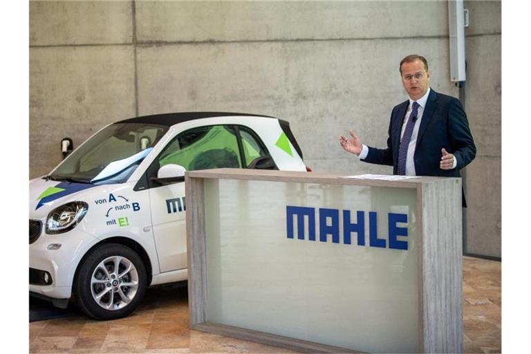Jörg Stratmann, Geschäftsführer der Mahle GmbH, spricht auf der Bilanz-Pressekonferenz des Automobilzulieferers Mahle. Foto: Fabian Sommer