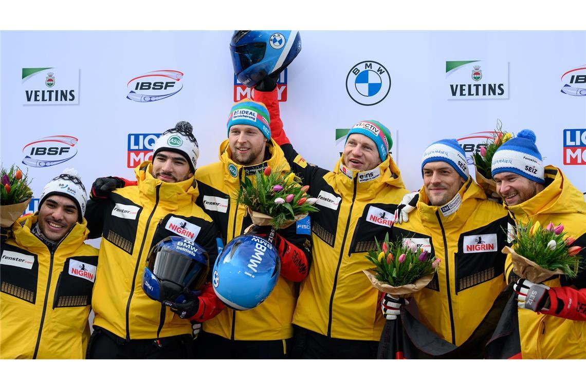 Johannes Lochner (rechts) ist sauer, weil sein Anschieber Georg Fleischhauer (2. v. rechts) ein Angebot von Francesco Friedrich (3. v. rechts) bekommen hatte.