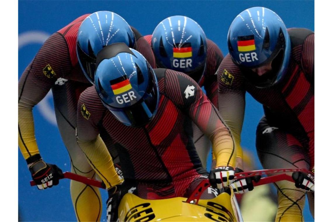 Friedrich kontert auf dem Weg zum zweiten Bob-Double Johannes Lochner (vorn) stellte mit seiner Crew in 4,85 Sekunden den Startrekord auf. Foto: Robert Michael/dpa-Zentralbild/dpa