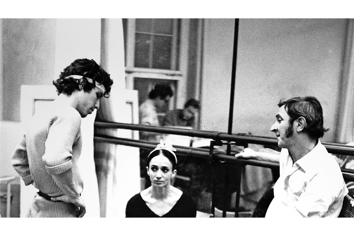 John Cranko (rechts), Marcia Haydee und  Richard Cragun 1969 im Ballettsaal des Opernhauses Stuttgart