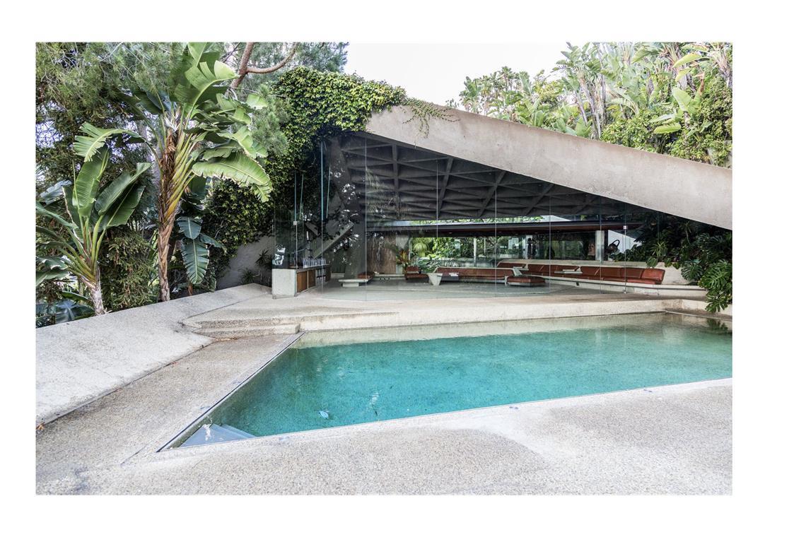 John Lautners „Sheats-Goldstein Residence“ von 1963 in Los Angeles, USA. Innen- und Außenbereich ist durch eine Glasfront getrennt.