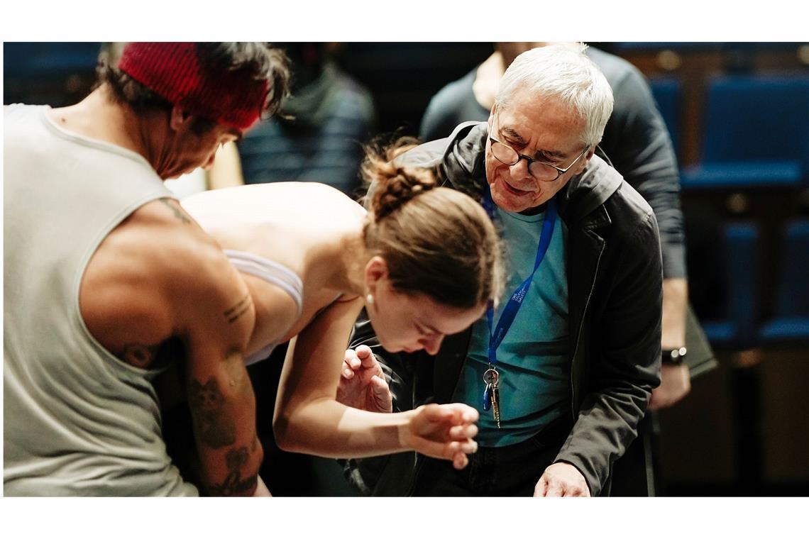 John Neumeier (rechts) probt sein Ballett „Anna Karenina“ in Stuttgart.