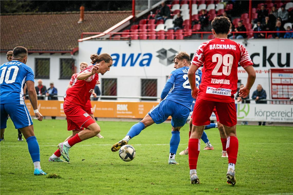 Joker Antonio Babic (links) hat in der fünften Minute der Nachspielzeit das Siegtor für die TSG Backnang erzielt. Foto: Alexander Becher