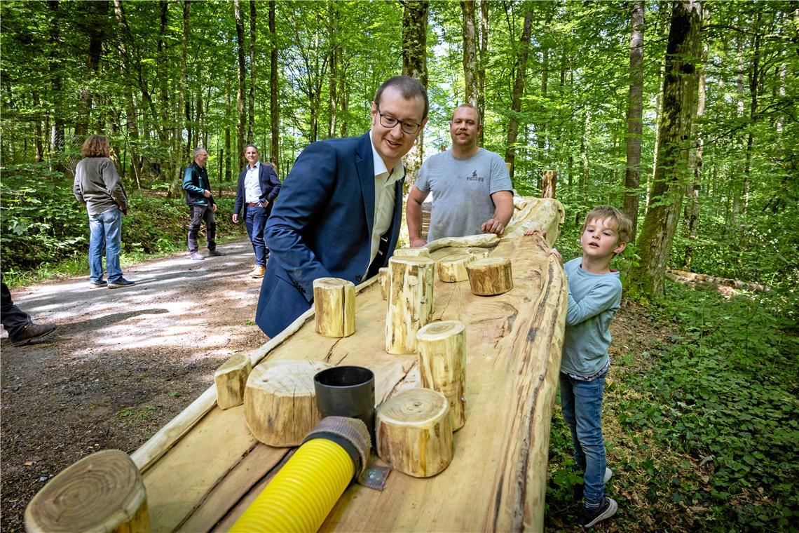 Jonas Becher (von rechts), Lars Goller und Maximilian Friedrich testen die neue Murmelbahn im Plattenwald. Fotos: Alexander Becher