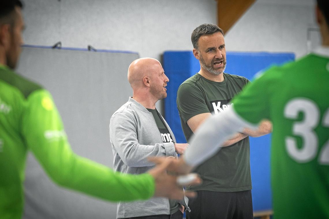 Jonas Frank (links) und Jochen Bartels sind sich einig, dass die neuen Trainingsmöglichkeiten den HCOB zügig voranbringen. Foto: Alexander Becher