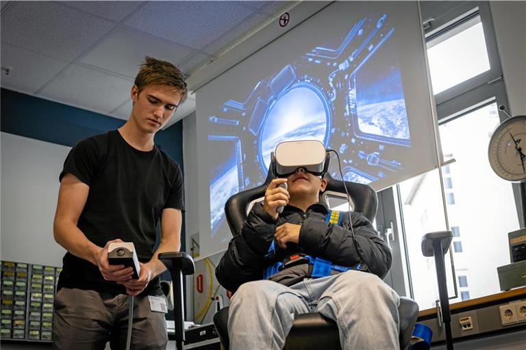 Jonas (links), dualer Student bei Tesat, unterstützt Fabio von der Max-Eyth-Realschule am Raketenstartsimulator. Foto: Alexander Becher