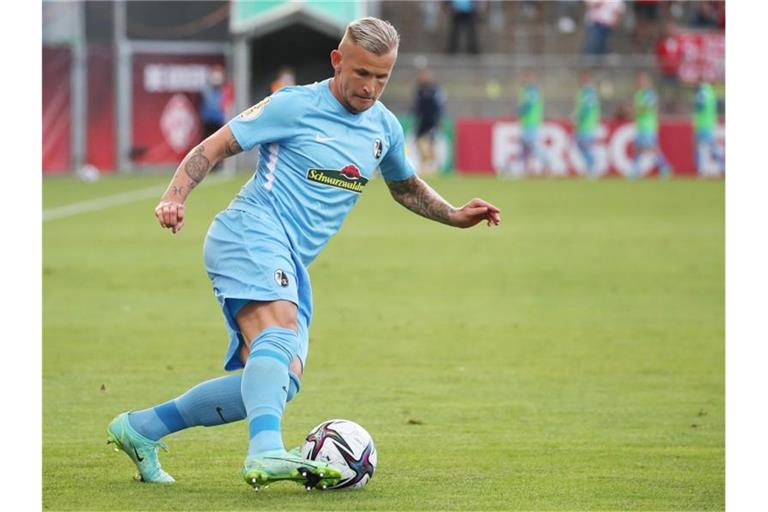 Jonathan Schmid vom SC Freiburg spielt den Ball. Foto: Daniel Karmann/dpa/Archivbild