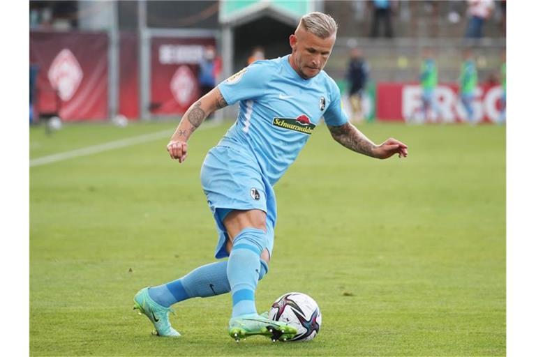 Jonathan Schmid vom SC Freiburg spielt den Ball. Foto: Daniel Karmann/dpa/Archivbild