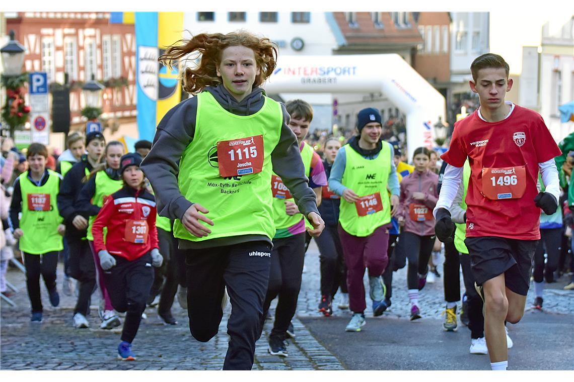 Joscha von der Max-Eyth-Realschule beim Start. Silvesterlauf 2024 in Backnang. S...