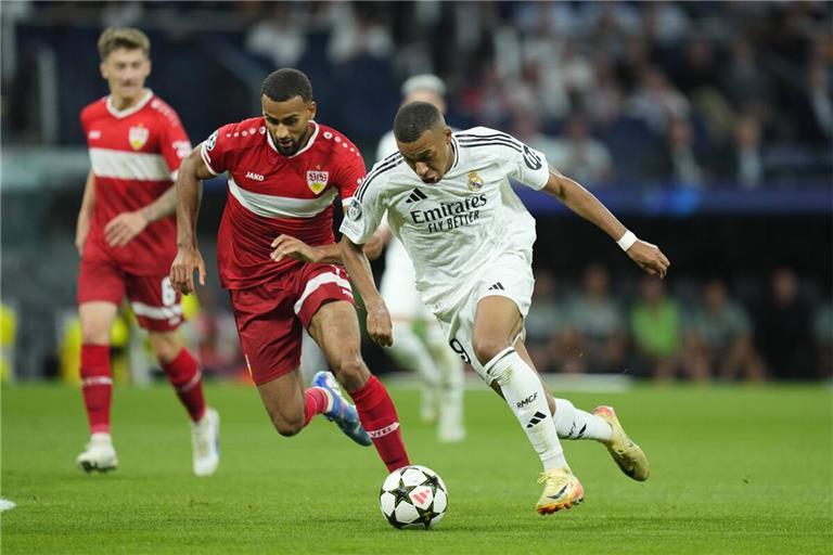 Josha Vagnoman (links) im Zweikampf mit Superstar Kylian Mbappé von Real Madrid am ersten Spieltag der Champions League. Der VfB verliert die Partie knapp mit 1:3, verschafft sich aber viel Respekt.