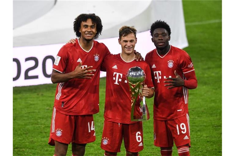 Joshua Kimmich (M) posiert mit Joshua Zirkzee (l) und Alphonso Davies. Foto: Sven Hoppe/dpa-Pool/dpa