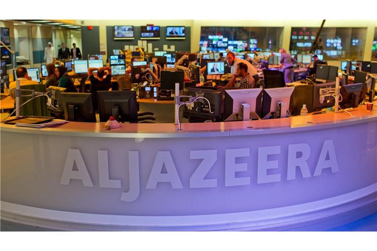 Journalisten arbeiten 2012 in Doha, der Hauptstadt von Katar, in einem Newsroom des arabischen Nachrichtensenders Al-Dschasira (Archivbild).