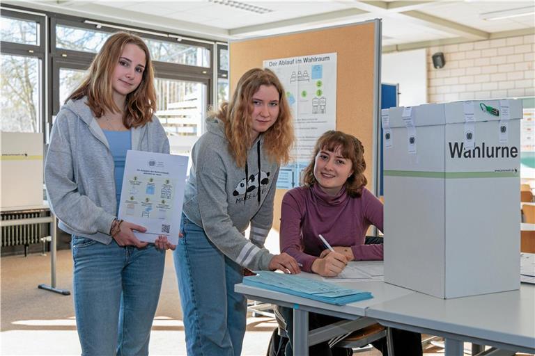 Joy Sanwald, Jasmin Kirmel und Manja Seel (von links) haben sich für die Juniorwahl als Wahlhelferinnenteam gemeldet. Sie finden es spannend, die Abläufe kennenzulernen und sich mit den Parteien und politischen Fragen auseinanderzusetzen. Fotos: Stefan Bossow