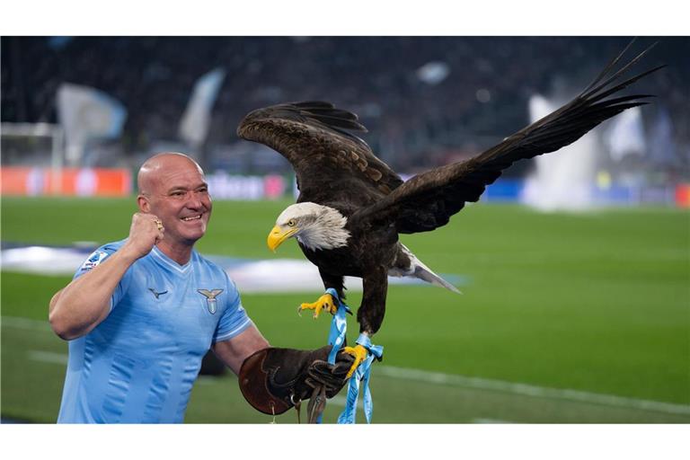 Juan Bernabé bringt den Adler, das Wappentier von Lazio Rom, ins Stadion.