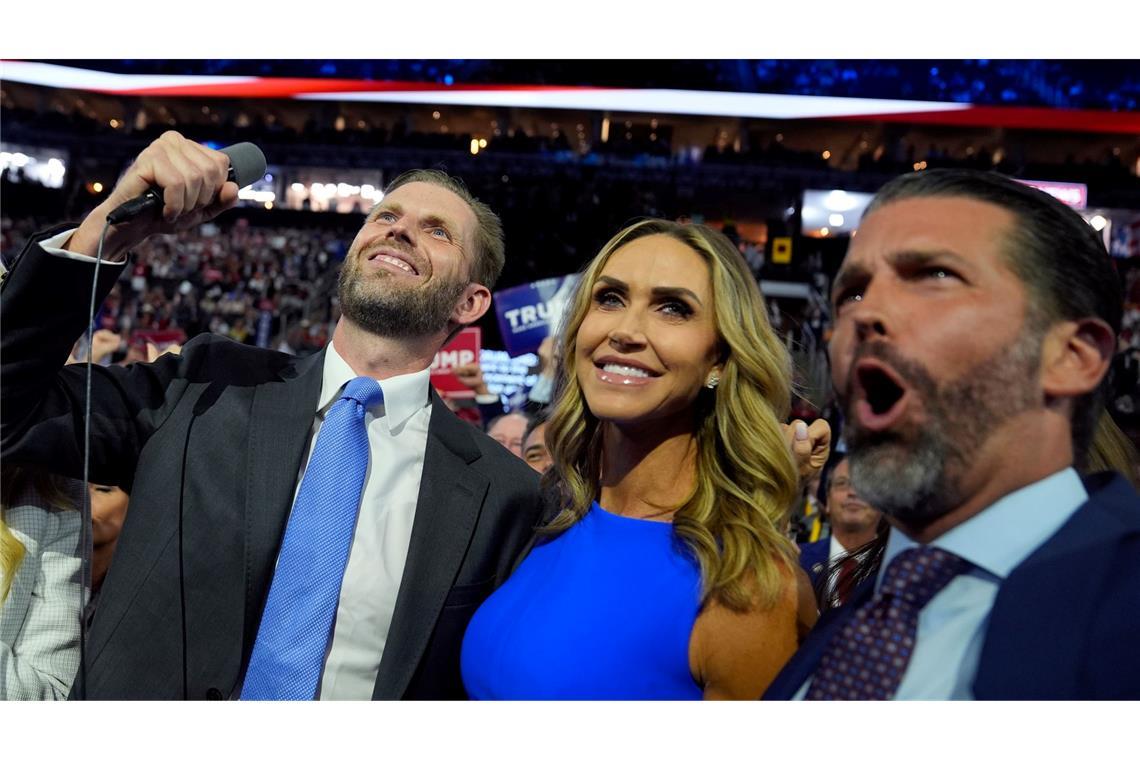 Jubel auf dem Parteitag der Republukaner in Milwaukee. Eric, Lara und Donald Trump Jr. applaudieren