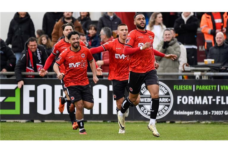 Jubel bei den Spielern des 1. Göppinger SV: Max Ziesche, Mo Baroudi, Filip Milisic, Emmanuel McDonald (v.li.).