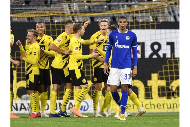 Jubel beim BVB, Frust bei Schalke nach dem Revierderby in Dortmund. Foto: Martin Meissner/AP-Pool/dpa