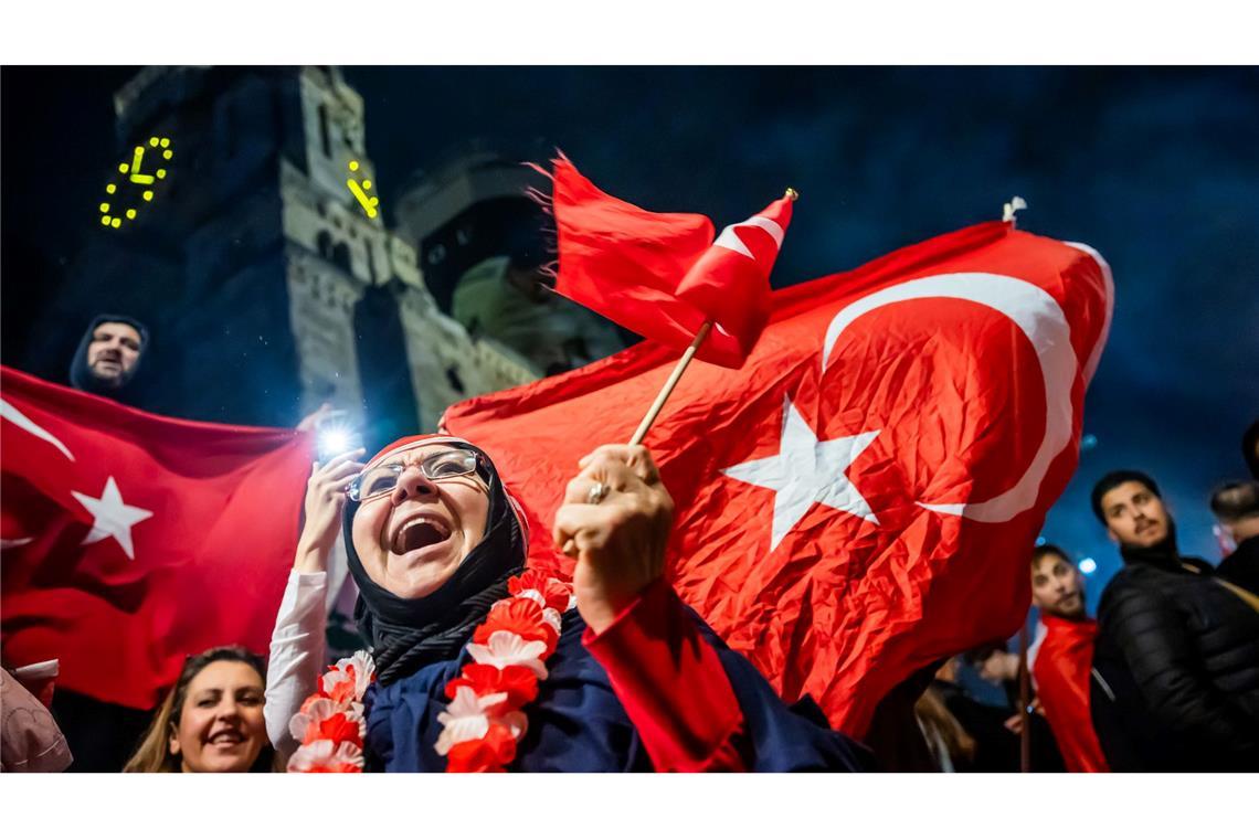 Jubel in Berlin: Türkische Fuballfans feiern den Sieg im Achtelfinale der EM gegen Österreich