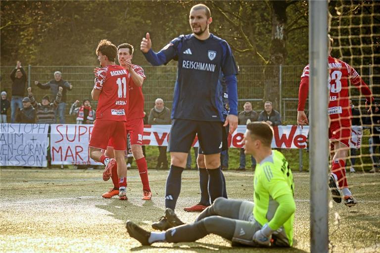 Jubel in den Etzwiesen über das 2:0: Thomas Doser gratuliert Shaban Veselaj (Nummer 11) zu dessen siebtem Saisontor. Foto: Alexander Becher