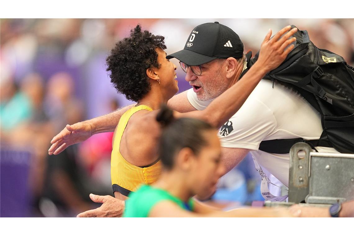 Jubel mit Trainer Ulli Knapp: Malaika Mihambo.