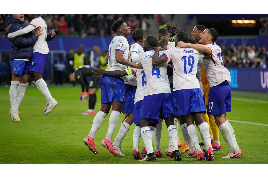 Jubeltraube: Spieler der französischen Fussball-Nationalmannschaft freuen sich nach ihrem Sieg gegen Portugal im Viertelfinale der Europameisterschaft.