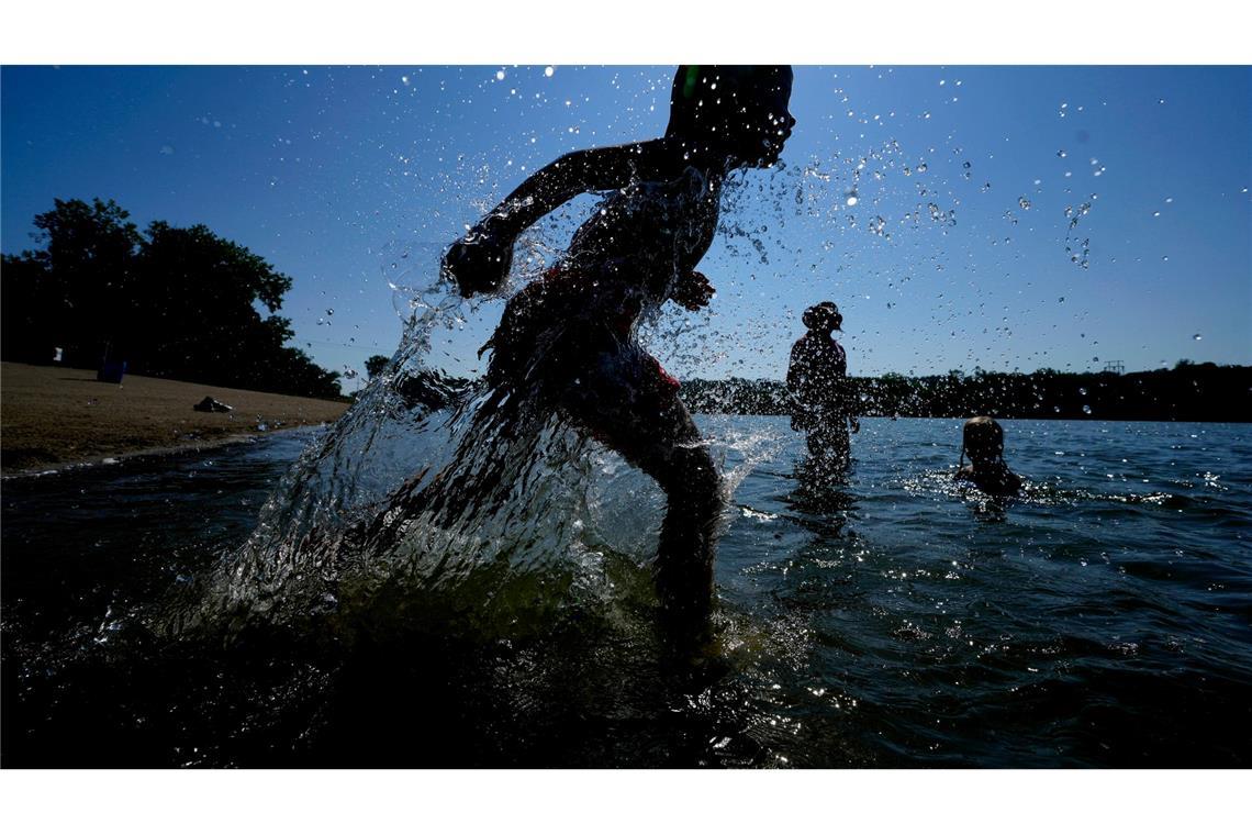 Judah Boyle aus Des Moines spritzt während einer Hitzewelle im US-Bundesstaat Iowa mit Wasser.