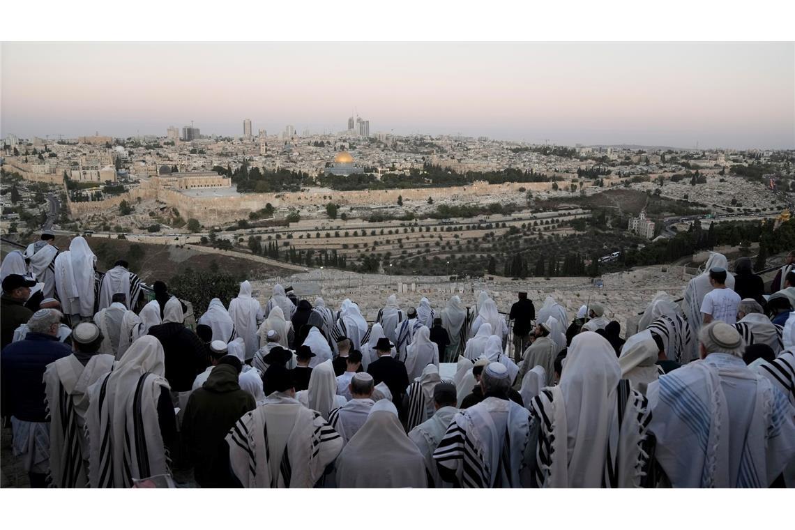 Jüdisches Fest Sukkot: Ultraorthodoxe Juden stehen auf dem Ölberg mit Blick auf die Jerusalemer Altstadt.