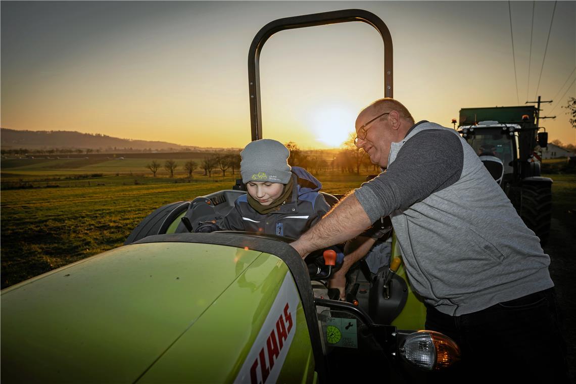 Jürgen Benignus und sein Sohn Max sind an diesem Morgen schon früh auf dem Acker. Foto: Alexander Becher 