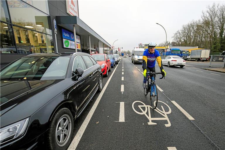 Jürgen Ehrmann, Vorstand des ADFC, ist häufig mit dem Fahrrad in der Stadt unterwegs. Er kennt die Tücken der Radinfrastruktur gut. Archivfoto: Alexander Becher