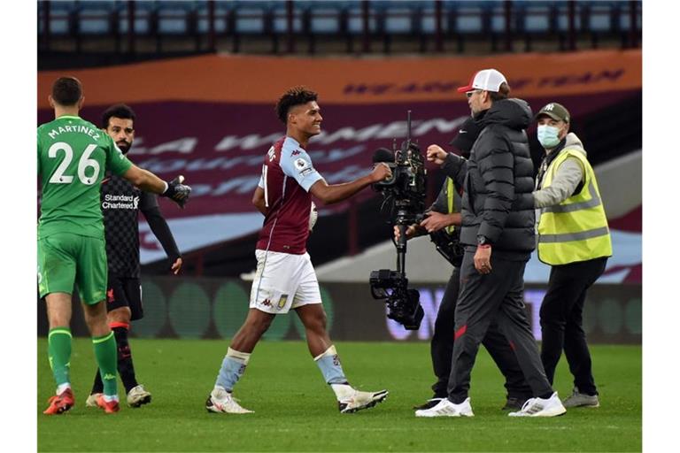 Jürgen Klopp, Trainer von FC Liverpool, gratuliert Ollie Watkins von Aston Villa. Foto: Rui Vieira/PA Wire/dpa