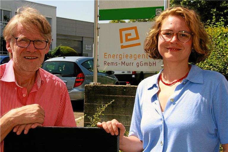 Jürgen Menzel und Paula Baumgärtner leiten gemeinsam die Energieagentur Rems-Murr. Das Tochterunternehmen des Landkreises unterstützt Kommunen, Unternehmen und Privatleute, die ihren Beitrag zum Klimaschutz leisten wollen. Foto: Andreas Fritz/Energieagentur