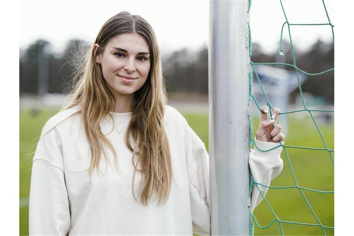 Jule Brand, Spielerin in Hoffenheims Frauenfußballmannschaft, schaut in die Kamera. Foto: Uwe Anspach/dpa/Archivbild