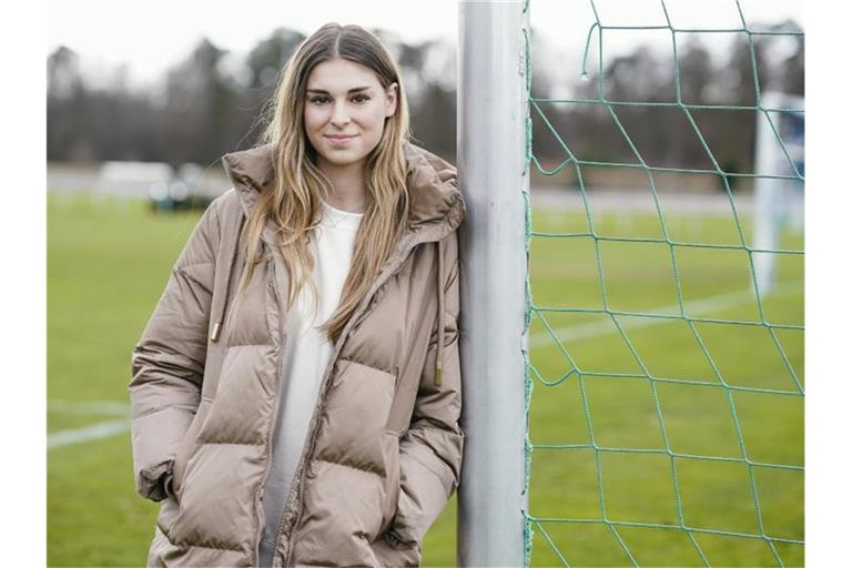 Jule Brand, Spielerin in Hoffenheims Frauenfußballmannschaft, schaut in die Kamera. Foto: Uwe Anspach/dpa/Archivbild