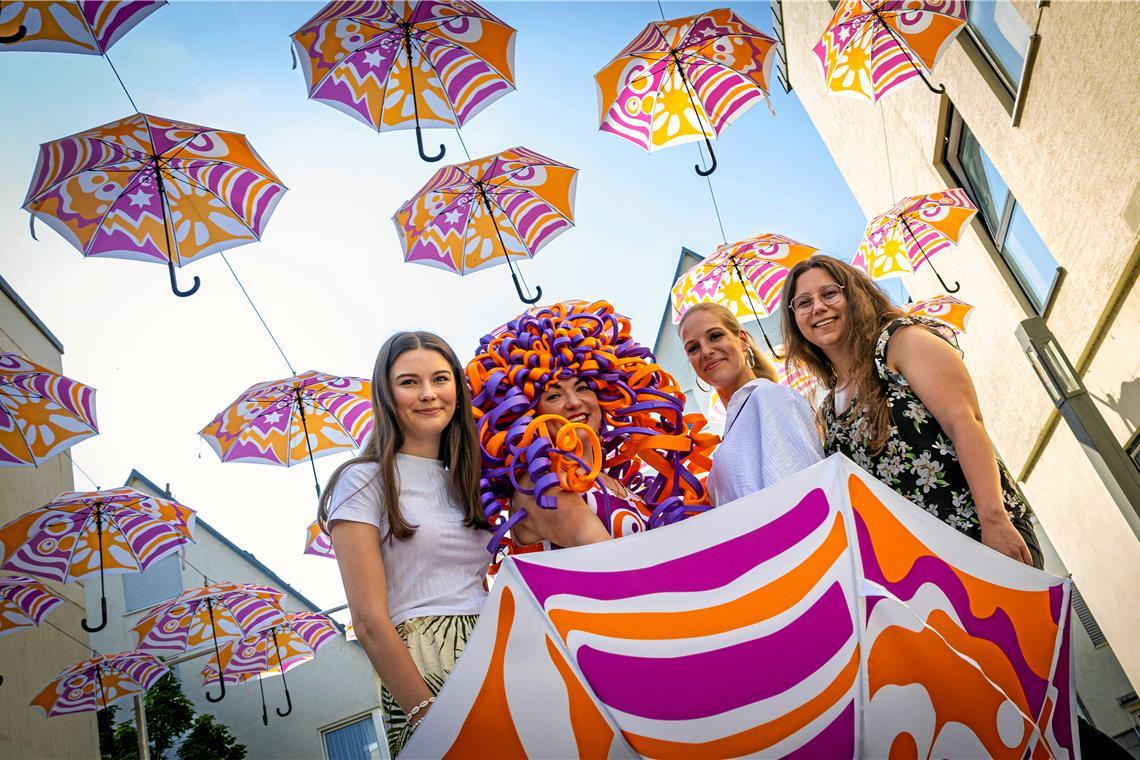 Jule Feil (von links), Katrin Aulehla, Lisa Reber und Melissa Dangelmaier sind in den kommenden Tagen als Straßenfest-Frauen auf dem Festgelände unterwegs. Fotos: Alexander Becher