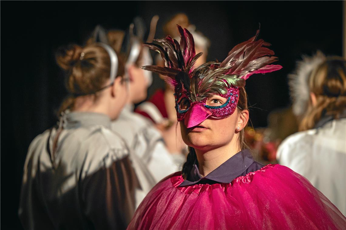 Julia, gespielt von Marlene Heitkämper, begegnet Romeo beim Maskenball.